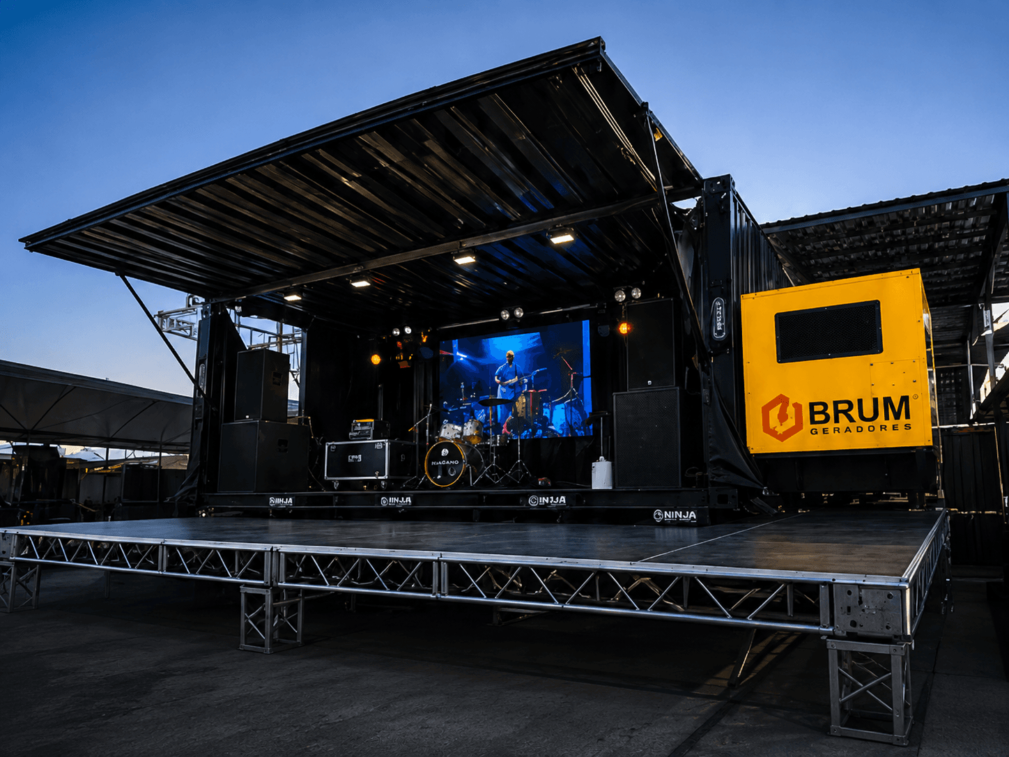 Palco container da Brum Eventos montado, com gerador Brum Geradores ao lado